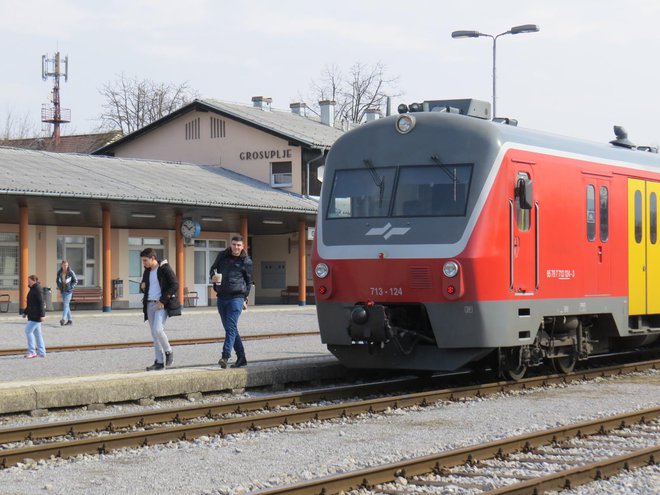 Železniška postaja v Grosupljem bo povsem spremenila podobo.<br />
FOTO: Bojan Rajšek/Delo