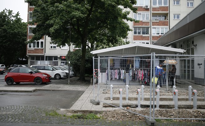 Novo postajališče pred Mercatorjem na križišču Šišenske ulice in Celovške ceste. FOTO: Blaž Samec/Delo