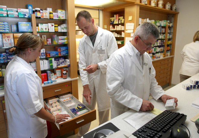 Farmacevtska industrija mora zagotoviti dokumentacijo, s katero dokazuje kakovost, varnost in učinkovitost zdravil. Foto Igor Zaplatil