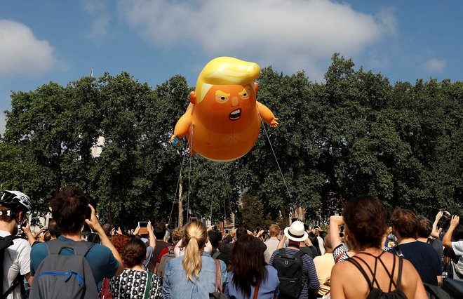 Balon, ki upodablja jeznega dojenčka Donalda, bo tudi tokrat poslal sporočilo visokemu gostu iz ZDA. FOTO: Reuters