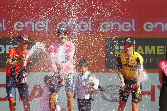 Najboljša trojica, zmagovalec Carapaz, drugouvrščeni Nibali in tretji Roglič, so uspehe proslavili s penino. FOTO: Leon Vidic/Delo