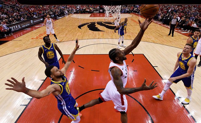 Najučinkovitejši košarkar Toronta Kawhi Leonard je zmagal dvoboj s zvezdnikom Golden State Stephenom Curryjem, a Toronto je izgubil. FOTO AFP