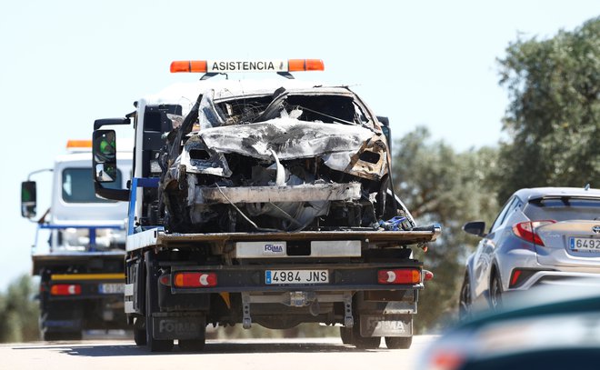 Posledica prevelike hitrosti in nesreče je povsem zmaličen mercedes in troje mrtvih. FOTO: Reuters