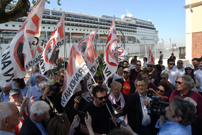 Nesreči je hitro sledil protest skupine No grandi navi (Ne velikim ladjam). FOTO: Manuel Silvestri/Reuters