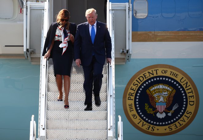 Ameriški predsednik Donald Trump in prva dama Melania po pristanku na londonskem letališču Stansted. FOTO: REUTERS/Hannah McKay