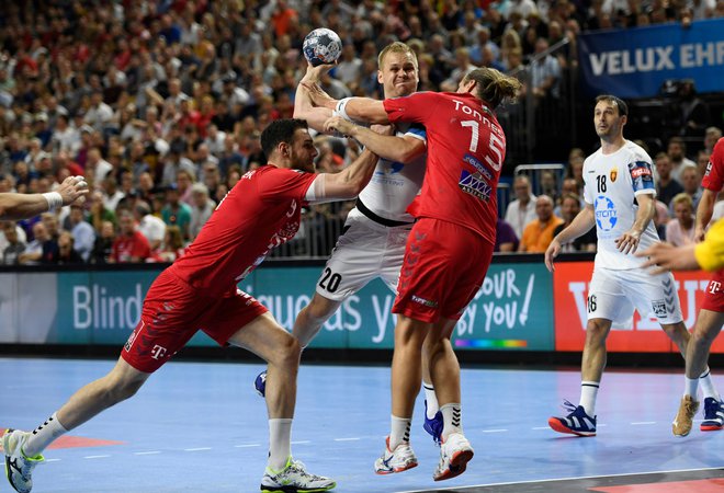 Staš Skube je večkrat prelisičil obrambo Veszprema, v kateri je bil tudi njegov rojak Borut Mačkovšek (levo). FOTO: AFP