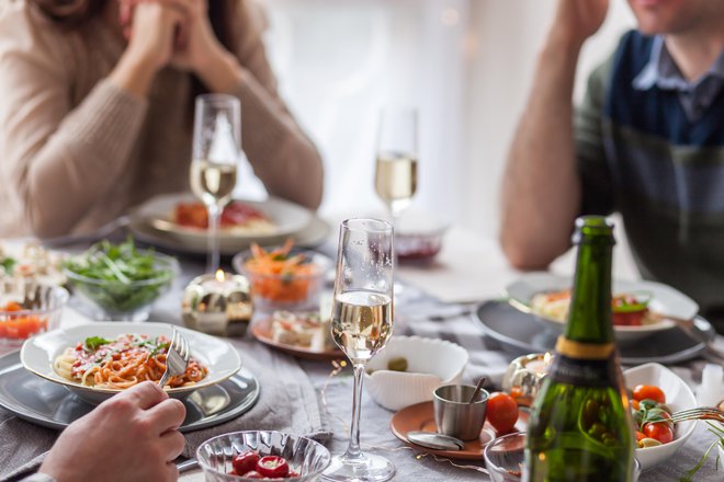 Domačini jedo počasi, z užitkom. Foto Shutterstock