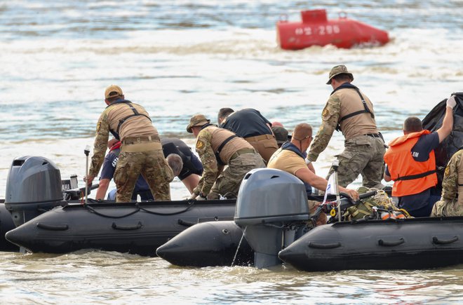 Za zdaj je znano, da je preživelo sedem ljudi. FOTO: Ferenc Isza/AFP