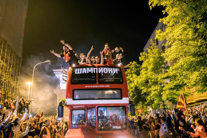 Igralci Veszprema so se v mesto pripeljali na strehi avtobusa, na katerem je pisalo Šampioni. FOTO: AFP