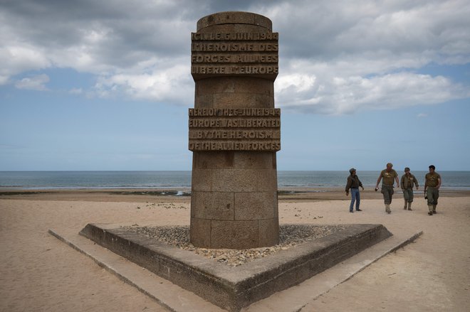 Obeležje v mestecu Graye-sur-Mer v Normandiji je priljubljena točka obiskovalcev. FOTO: AFP