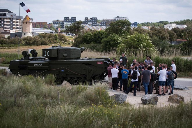 Številnih obiskovalcev se veselijo turistični delavci, zgodovinarji pa opozarjajo na negativne posledice spreminjanja prizorišč vojne v atrakcije. FOTO: AFP