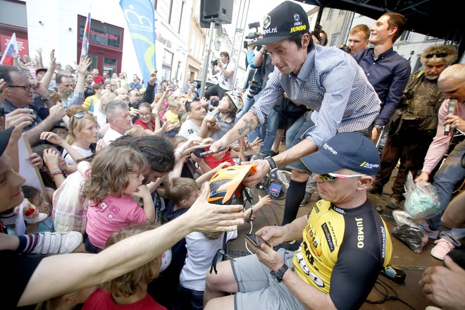 Primož Roglič je pozdravil navijače v Ljubljani. FOTO: Roman Šipić/Delo