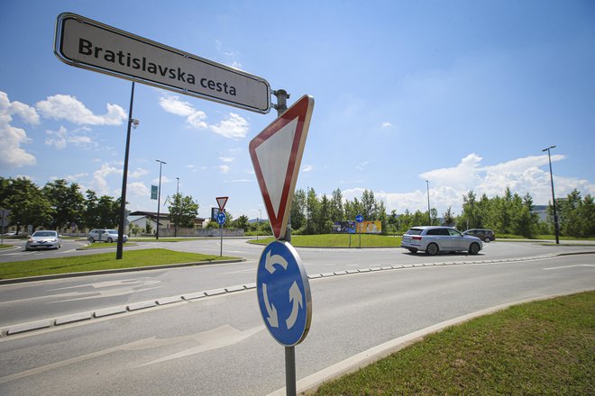 V krožišču med Bratislavsko in Letališko bodo uredili dodaten priključek. Foto Jože Suhadolnik