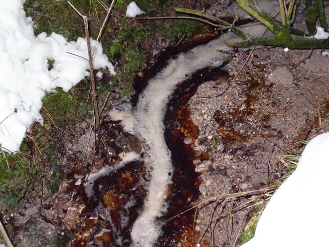 Z deponije Unično se v Breznico in Ničnico izceja onesnažena voda. Foto Osebni Arhiv Matic Rotar