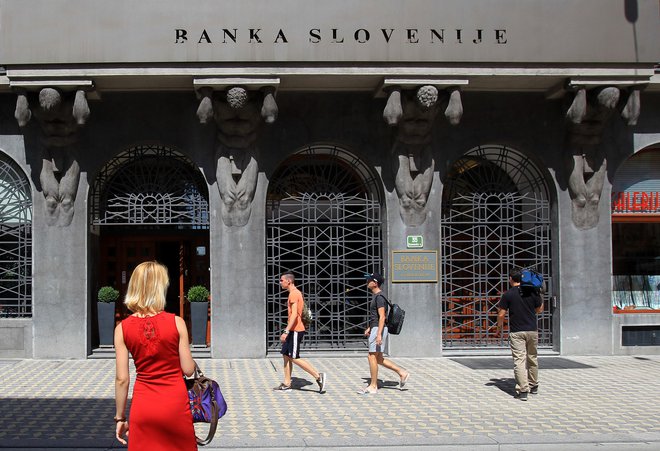 Banka Slovenije je zasuta s prošnjami za dovoljenja bankirjem. Foto BlaŽ Samec/Delo