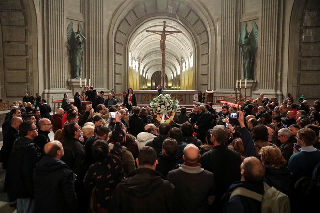 Za desničarje je kraj, kjer je pokopan diktator Franco, še vedno mesto romanja. FOTO: Reuters