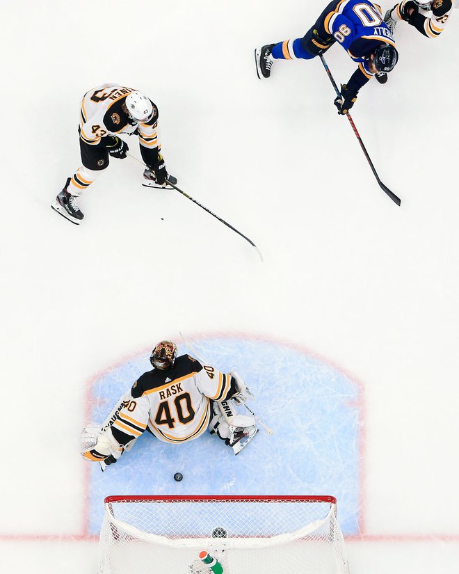 Ryan O&#39;Reilly (desno) je bil z dvema goloma osrednji junak zmage hokejistov St. Louisa. FOTO Reuters