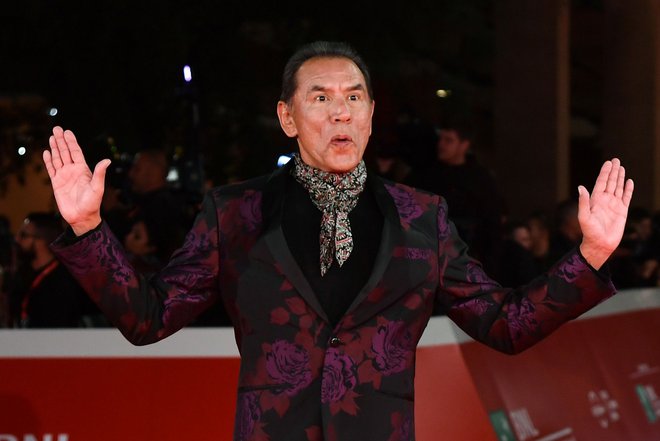 Ponosni Indijanec Wes Studi lahko že vadi zahvalo filmski akademiji. FOTO: AFP