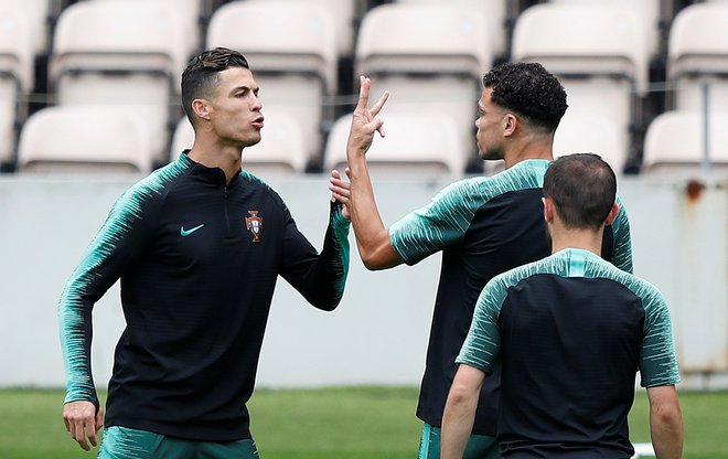 Cristiano Ronaldo in Pepe pričakujeta tekmo s Švico dobre volje.
FOTO: Reuters