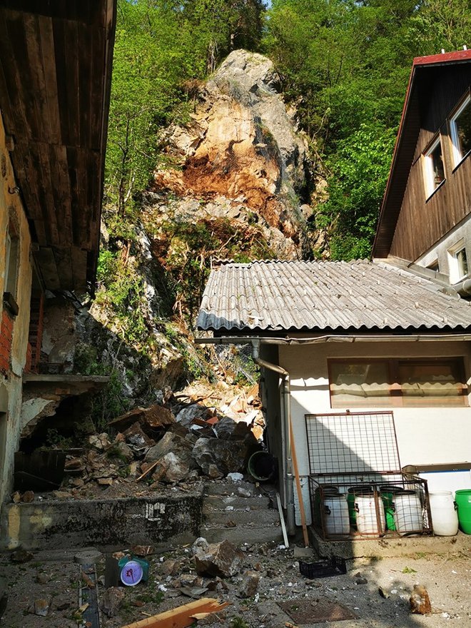 Tako je skalni podor opustošil okolico in gostinski objekt. FOTO: Facebook - PGD Podljubelj