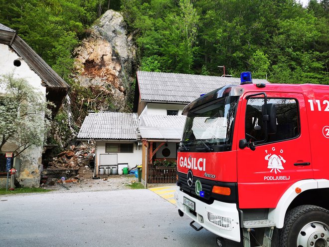 Na intervenciji v Podljubelju je sodelovalo 14 gasilcev PGD Podljubelj, na pomoč pa so prišli tudi gasilci iz Bistrice pri Tržiču. FOTO: Facebook - PGD Podljubelj