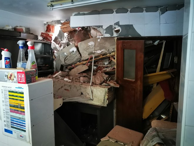 Škoda v notranjosti bistroja Školjka, kjer so izklopili elektriko, sumili pa tudi na uhajanje plina. FOTO: Facebook - PGD Podljubelj