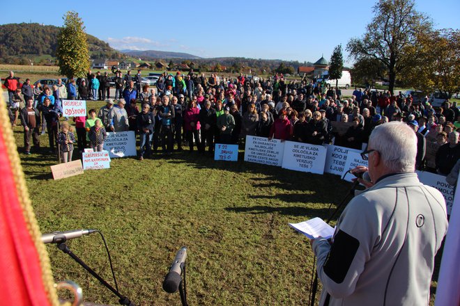 Eden izmed številnih protestov nasprotnikov trase in CI Braslovče je bil organiziran tudi oktobra 2016 v Parižljah. FOTO: Brane Piano