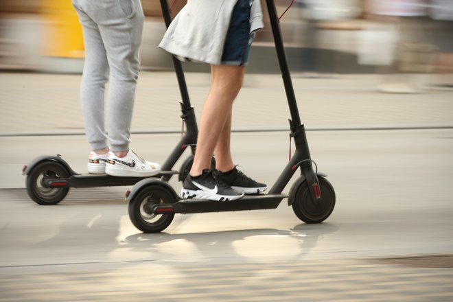 Tudi v slovenskih mestih so se začeli množiti električni skiroji. FOTO: Jure Eržen