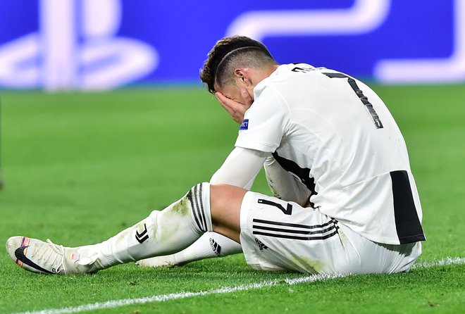 Novica o obtožbi posilstva zoper nogometnega zvezdnika je pristala v svetovnih medijih in povzročila 15-odstotni potop delnic Ronaldovega Juventusa. FOTO: Massimo Pinca/Reuters