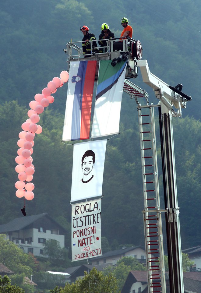 Kolesarja Primoža Rogliča je nocoj na sprejemu, ki so ga zanj kot častnega občana pripravili v Zagorju ob Savi, pričakala več tisoč glava množica ljudi. FOTO: Marko Feist