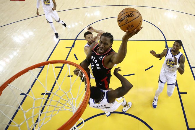 Kawhi Leonard (na fotografiji z žogo) je k tokratni zmagi Toronta prispeval 30 točk. FOTO: AFP