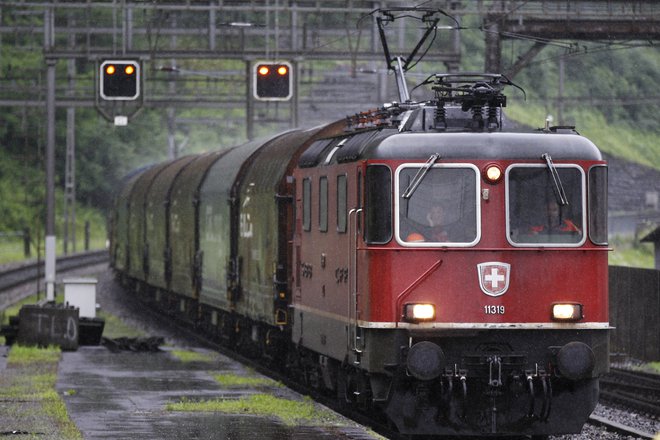 Švica je alpsko okolje zavarovala z ustavnim členom, sprejetim na referendumu leta 1994, ki zahteva, da čezmejni tranzitni tovorni promet poteka po železnicah. Foto: Reuters