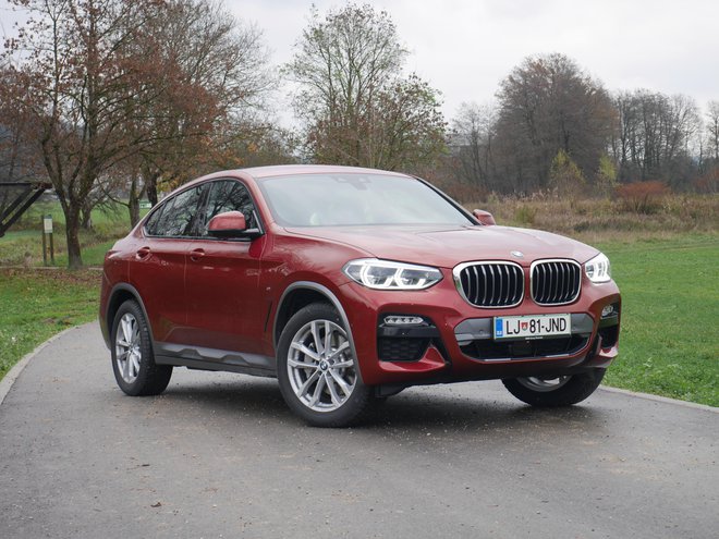 Ni kupe, ni športni terenec, je vse: BMW X4 je v drugi generaciji zrasel, njegova podoba se zato zdi bolj skladna. Še vedno pa ostaja posebnež, ki ga na cesti ne boste zgrešili. Foto Boštjan Okorn