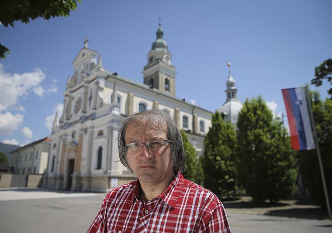 Dr. Damir Globočnik pred brezjansko baziliko<br />
Foto Jože Suhadolnik