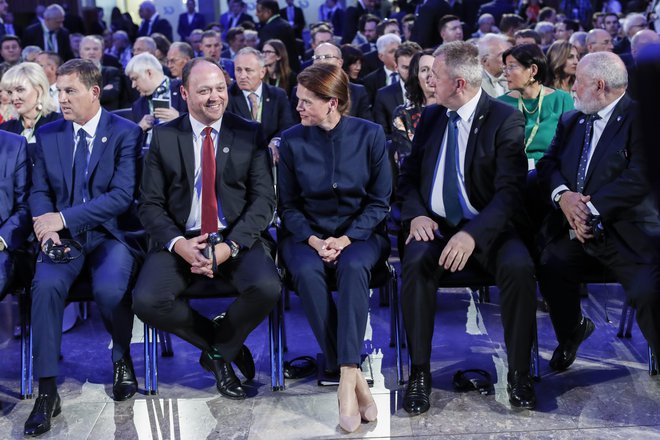 Zunanji minister Miro Cerar, ministrica za infrastrukturo Alenka Bratušek in Zdravko Počivalšek, minister za gospodarski razvoj in tehnologijo FOTO: Uroš Hočevar/Delo