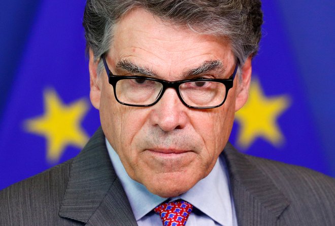 Rick Perry je vsem stisnil roko in šele po končanem brezhibnem protokolu sedel na svoj stol. FOTO: Francois Lenoir/Reuters