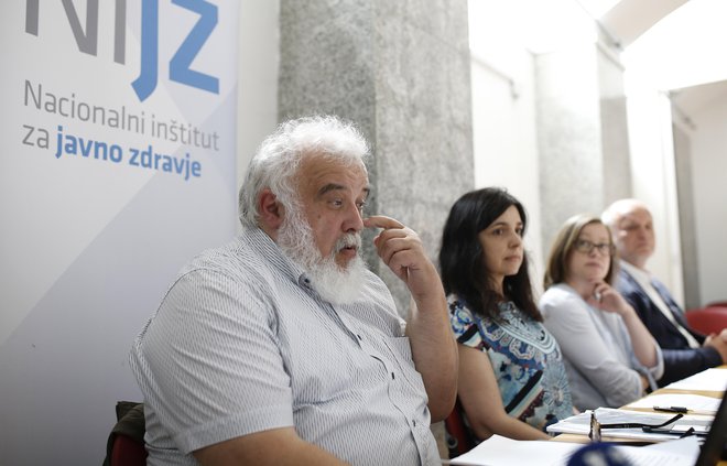 Ob objavi evropskega poročila o drogah tudi slovenski strokovnjaki opozarjajo na zaskrbljujočo situacijo v Sloveniji. Od leve proti desni: Milan Krek, Andreja Drev, Mateja Jandl in Jože Hren. Foto: Blaž Samec/Delo