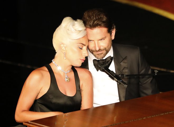 Lady Gaga in Bradley Cooper sta zapela pesem <em>Shallow </em>iz filma <em>Zvezda je rojena</em>. FOTO: Reuters