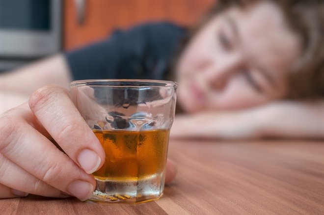 Opravljene so bile številne študije, ki so proučevale ukrepe za odvračanje mladostnikov od pitja alkohola. FOTO: Shutterstock
