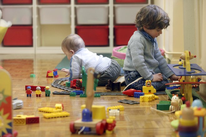 Staršem pogosto ne preostane drugega, kakor da za svoje otroke poiščejo zasebno varstvo, a so tudi varuhi, o katerih se širi dober glas, pogosto zasedeni, zanemarljivo pa ni niti plačilo, ki ponavadi občutno presega ceno programa v javnem vrtcu. Foto Mavric Pivk