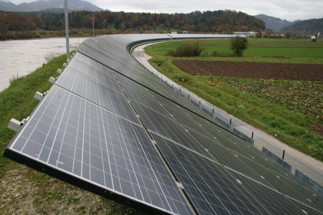 Sončna elektrarna na savskem nasipu pred HE Vrhovo. FOTO: Janoš Zore