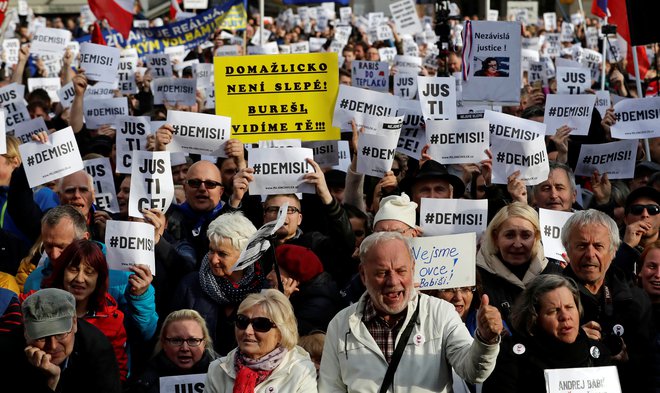 Na torkovih demonstracijah proti premieru Andreju Babišu se je v središču Prage zbralo okoli 120.000 ljudi.<br />
FOTO: David W Cerny/Reuters