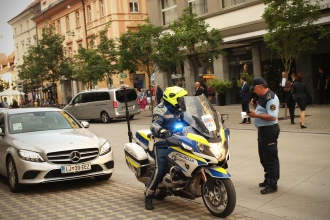 Policisti v središču Ljubljane ob mednarodnem političnem vrhu Pobude treh morij. Foto Jure Erzen