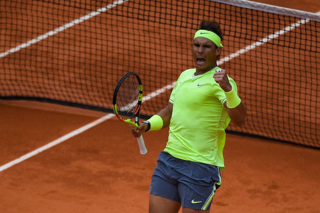 Rafael Nadal v Roland-Garrosu proti Rogerju Federerju ne pozna poraza. Dobil je še šesti medsebojni dvoboj. Foto AFP