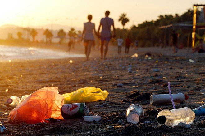 Tudi turisti prispevajo k onesnaženju. FOTO: Miloš Biščanski