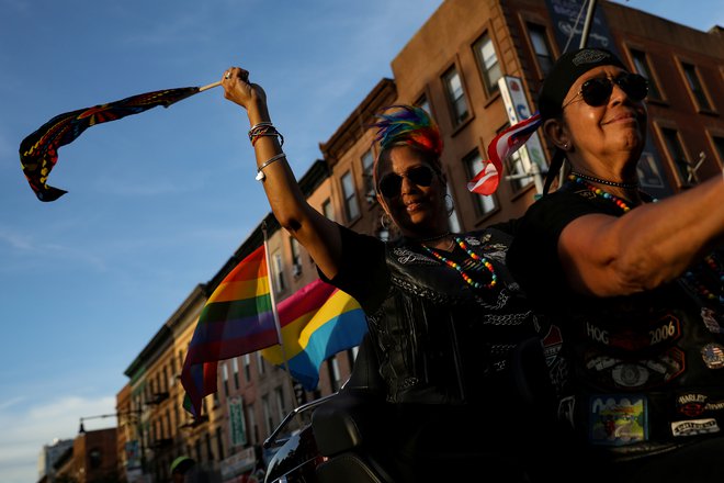 Udeležnci parade ponosa v New Yorku. FOTO: Brendan Mcdermid/Reuters