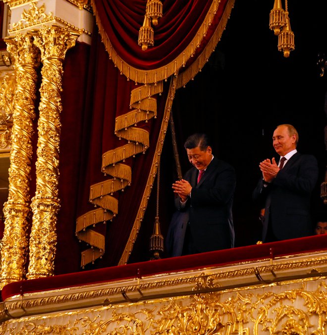 Forum Spief je bil posvečen kitajsko-ruskemu dvojcu, ki se ponuja svetu kot varuh trdne globalizacije. Na fotografiji Xi in Putin pred dnevi v moskovskem Bolšoj teatru. FOTO: Reuters