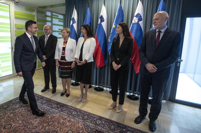 Premier Marjan Šarec je sprejel evropske poslance Klemna Grošlja, Ljudmilo Novak, Tanjo Fajon, Ireno Jovevo in Milana Brgleza. FOTO: Voranc Vogel/Delo
