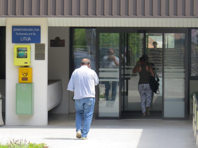 V litijskem zdravstvenem domu se razburjajo zaradi pilotnega projekta nujne pomoči. FOTO: Bojan Rajšek/Delo