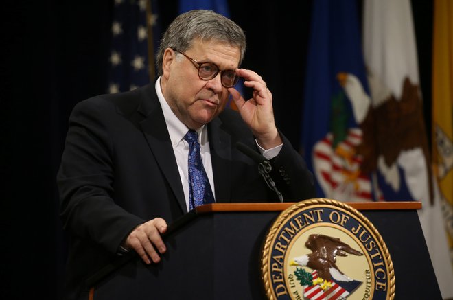 Ameriški pravosodni minister William Barr je presenetil s pripravljenostjo na posredovanje dokumentov iz preiskave posebnega preiskovalca. FOTO: Reuters